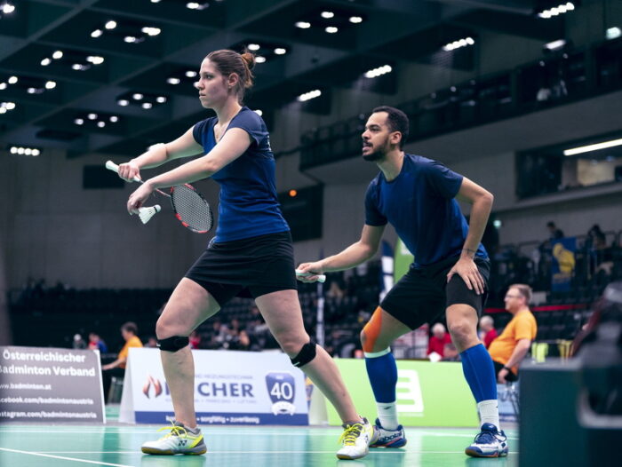 Drei Elemente für gutes Badminton-Spiel: Fokus, Bereitschaft und die richtige Aufstellung. Hier demonstriert von Sabina Balut und Collins Filimon. ©Martin Göggel