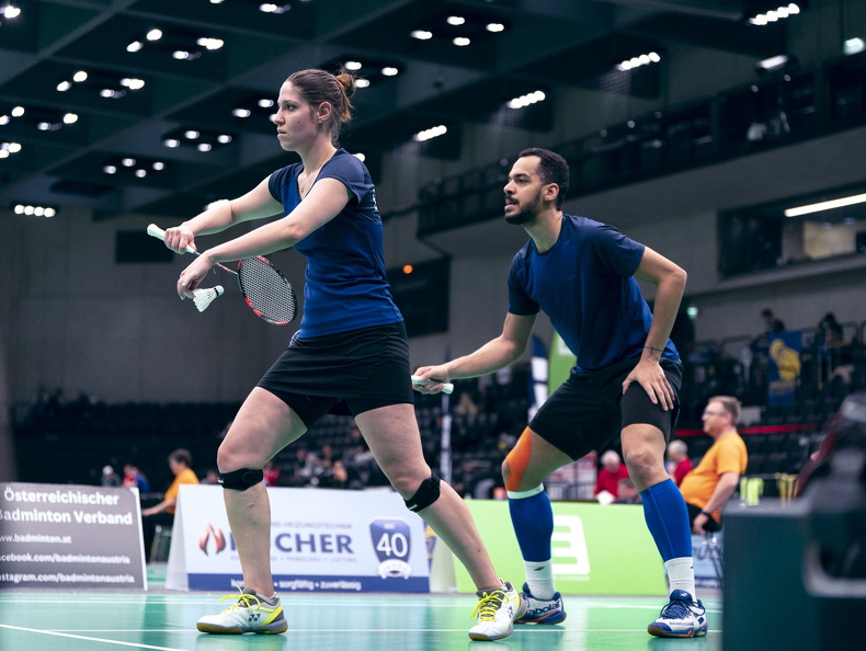 Drei Elemente für gutes Badminton-Spiel: Fokus, Bereitschaft und die richtige Aufstellung. Hier demonstriert von Sabina Balut und Collins Filimon. ©Martin Göggel