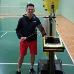 Coach Alex Wong mit "Smashi", der neuen programmierbaren Ballmaschine